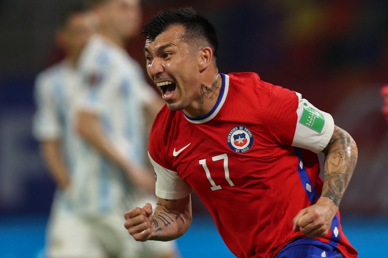 Medel festeja con la casaca del seleccionado chileno