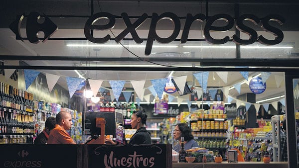 La crisis de Carrefour evidencia los problemas del supermercadismo por la caída del consumo en los últimos dos años.