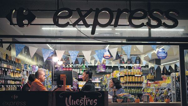 La crisis de Carrefour evidencia los problemas del supermercadismo por la caída del consumo en los últimos dos años.