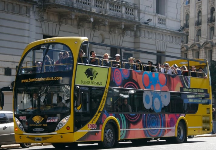 Varias empresas ofrecen este servicio que permite hacer un fascinante recorrido por los "100 barrios porteños". Imagen: Turismo Ciudad de Buenos Aires.