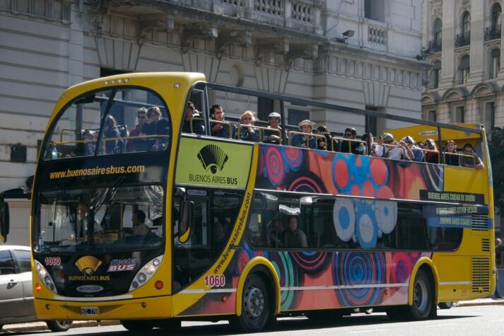 Varias empresas ofrecen este servicio que permite hacer un fascinante recorrido por los "100 barrios porteños". Imagen: Turismo Ciudad de Buenos Aires.