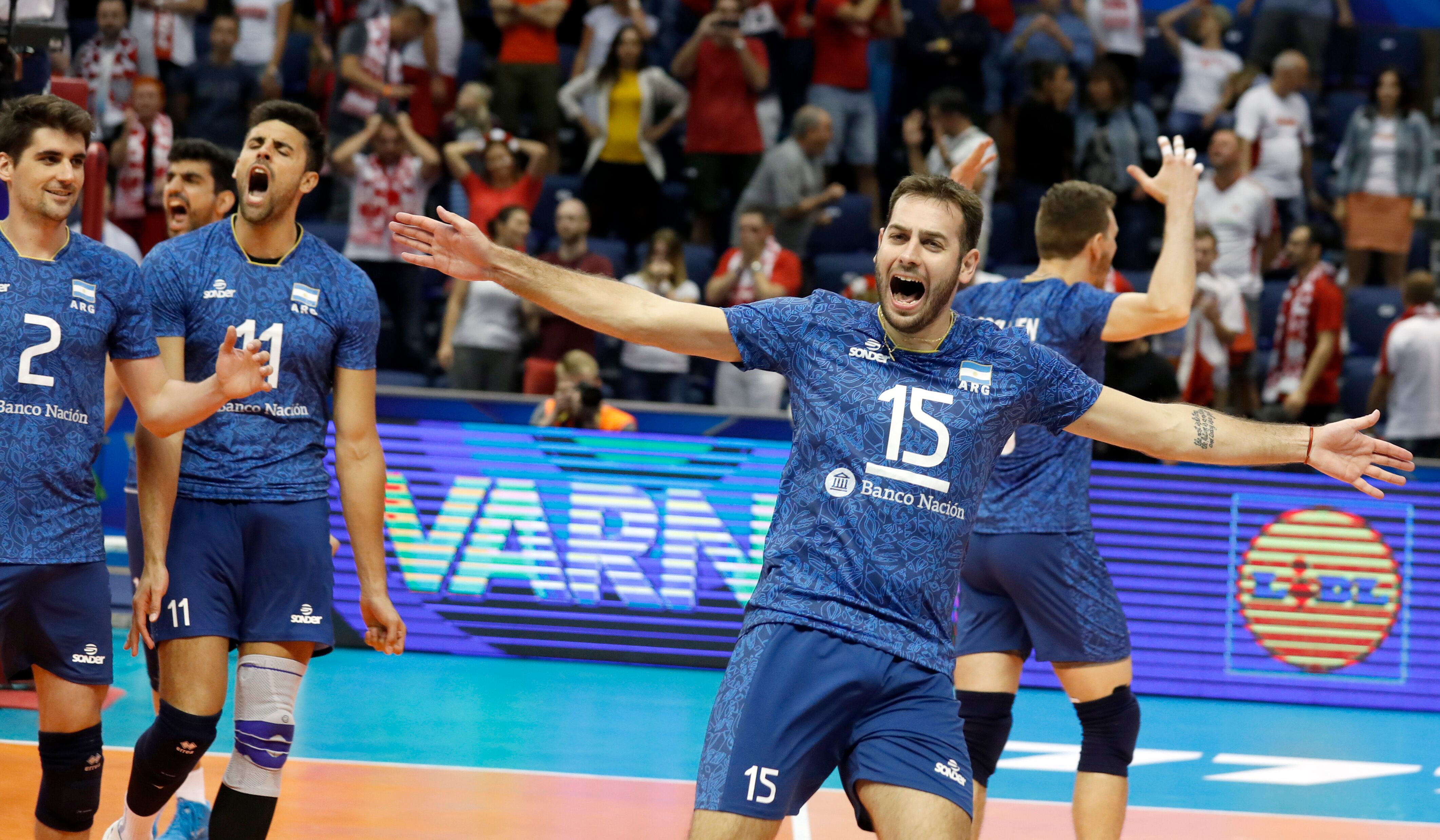 El capitán Luciano De Cecco festeja uno de los puntos frente a los polacos.