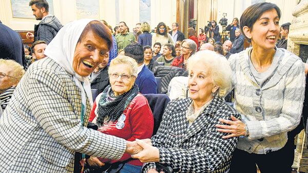 Legisladores de todos los partidos y dirigentes de derechos humanos acompañaron a Estela Carlotto.