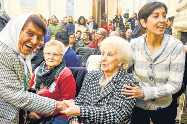 Legisladores de todos los partidos y dirigentes de derechos humanos acompañaron a Estela Carlotto.