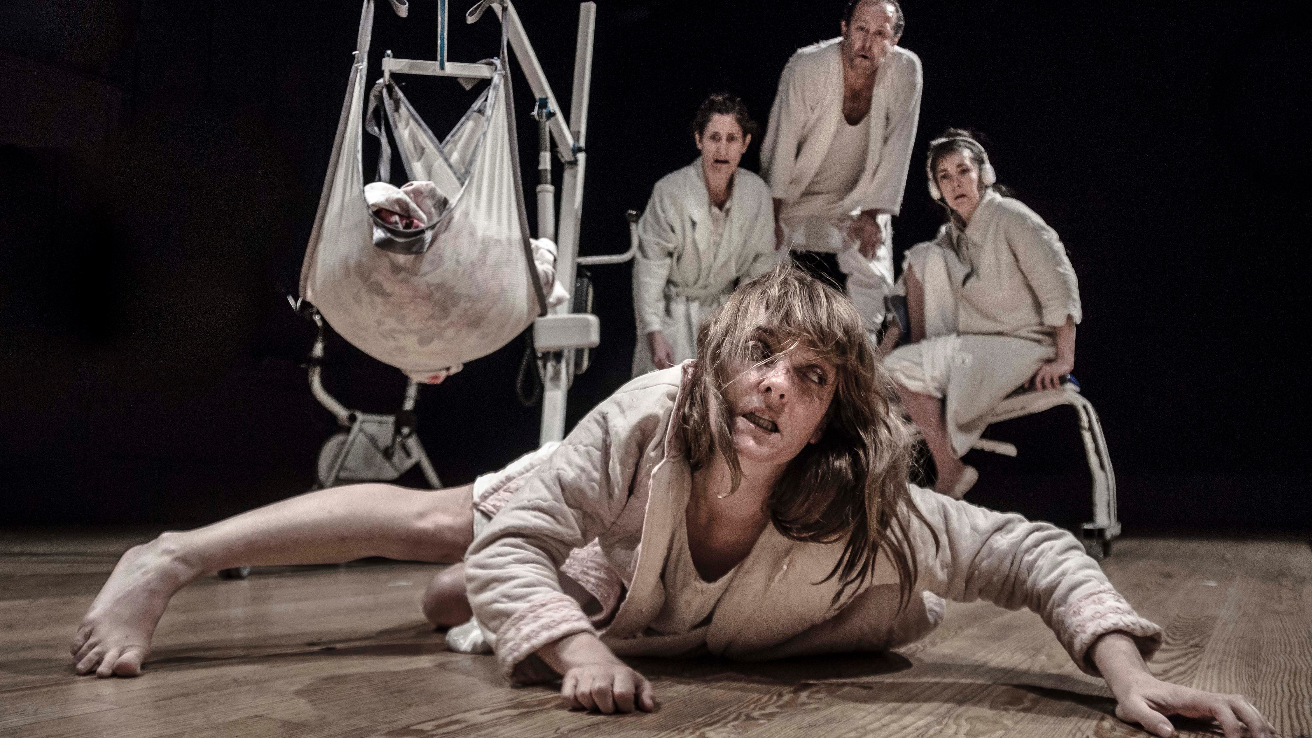 Según Calonge, los personajes de esta pieza toman la realidad como narcótico "desde los abismos del hastío". 