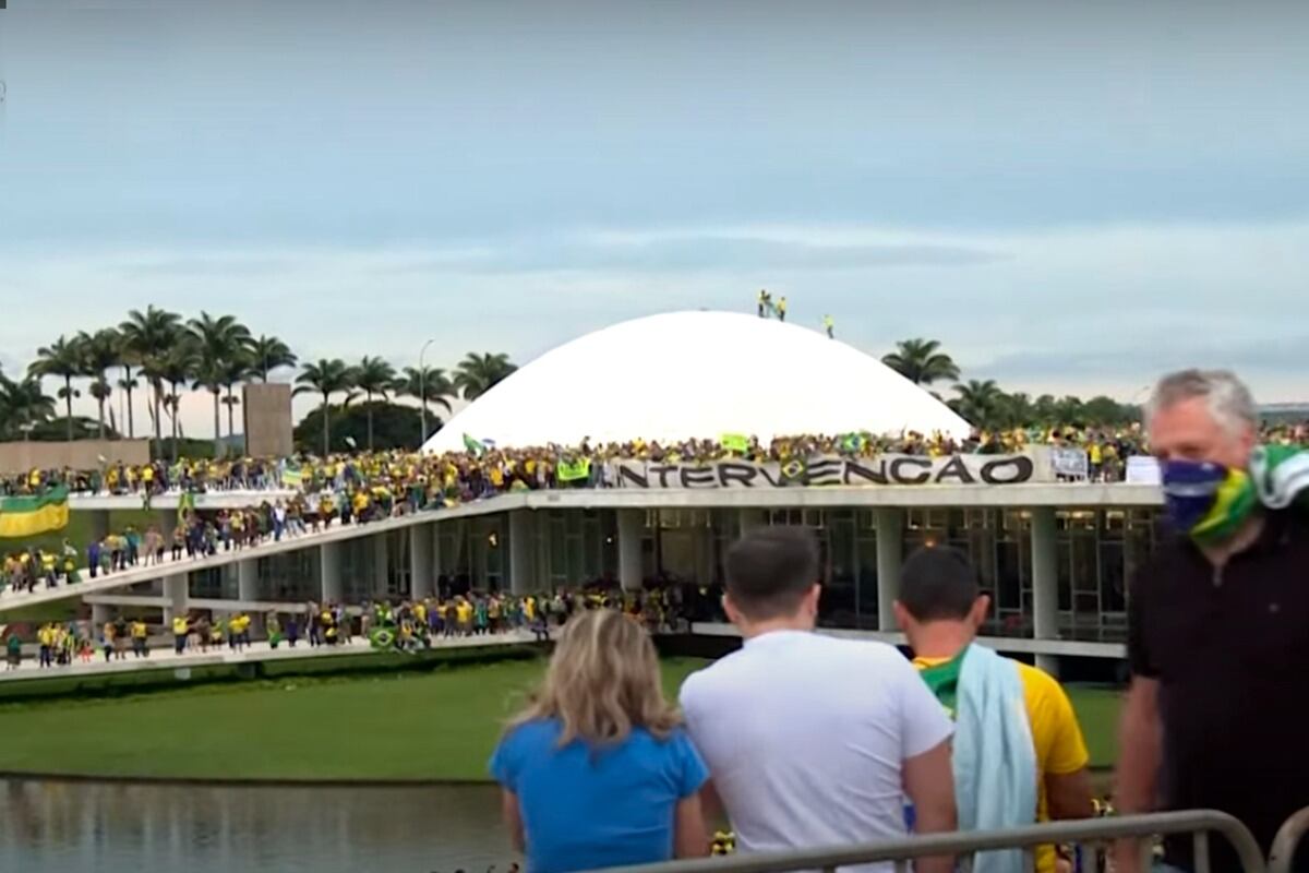 Simpatizantes de Bolsonaro irrumpen en el Congreso de Brasil.