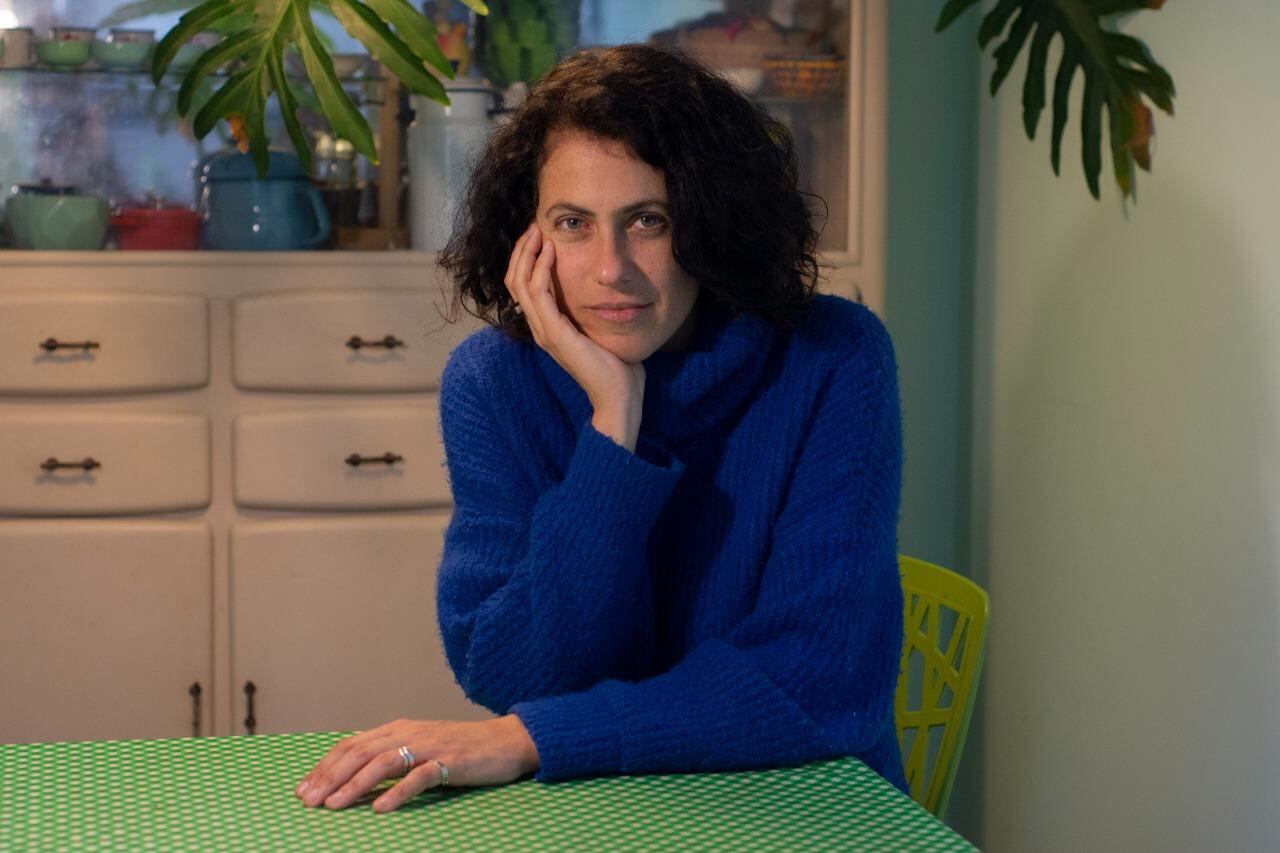 Adaui bucea en lazos complejos horadados por el desencuentro.