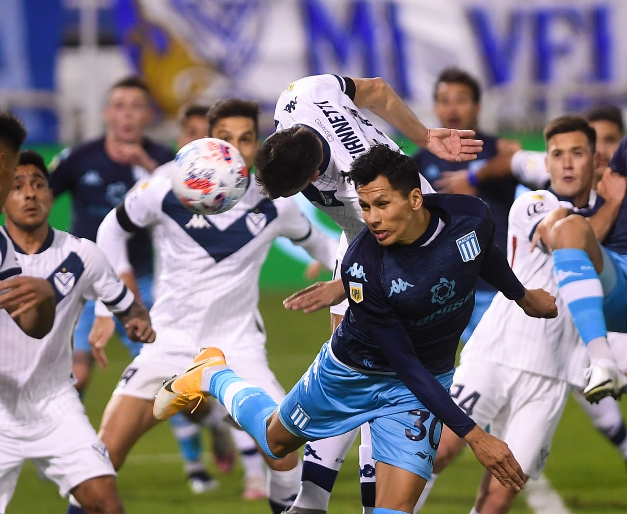 Vélez y Racing presentaron formaciones con muchos suplentes en el empate del sábado