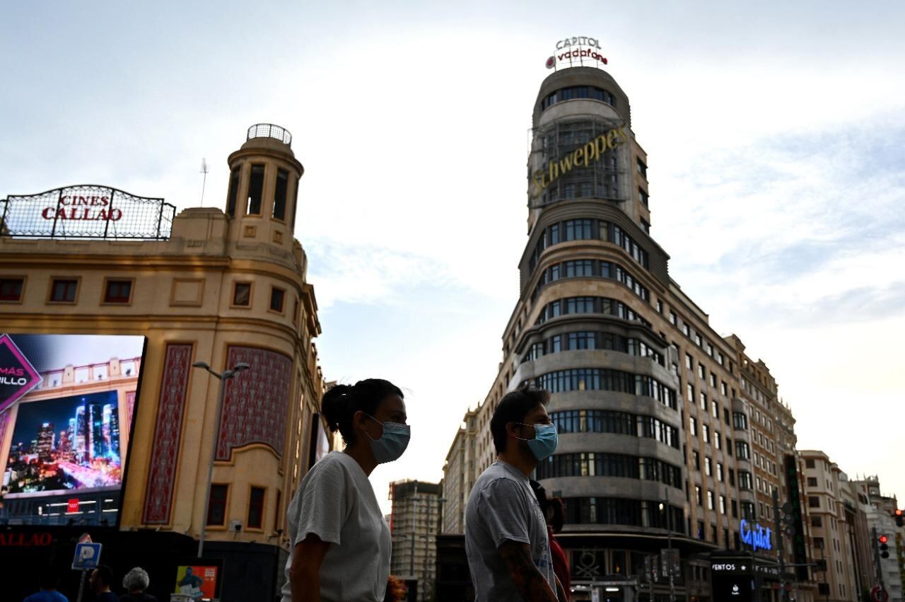 Las calles de Madrid poco a poco se van ocupando con ciudadanos enmascarados.