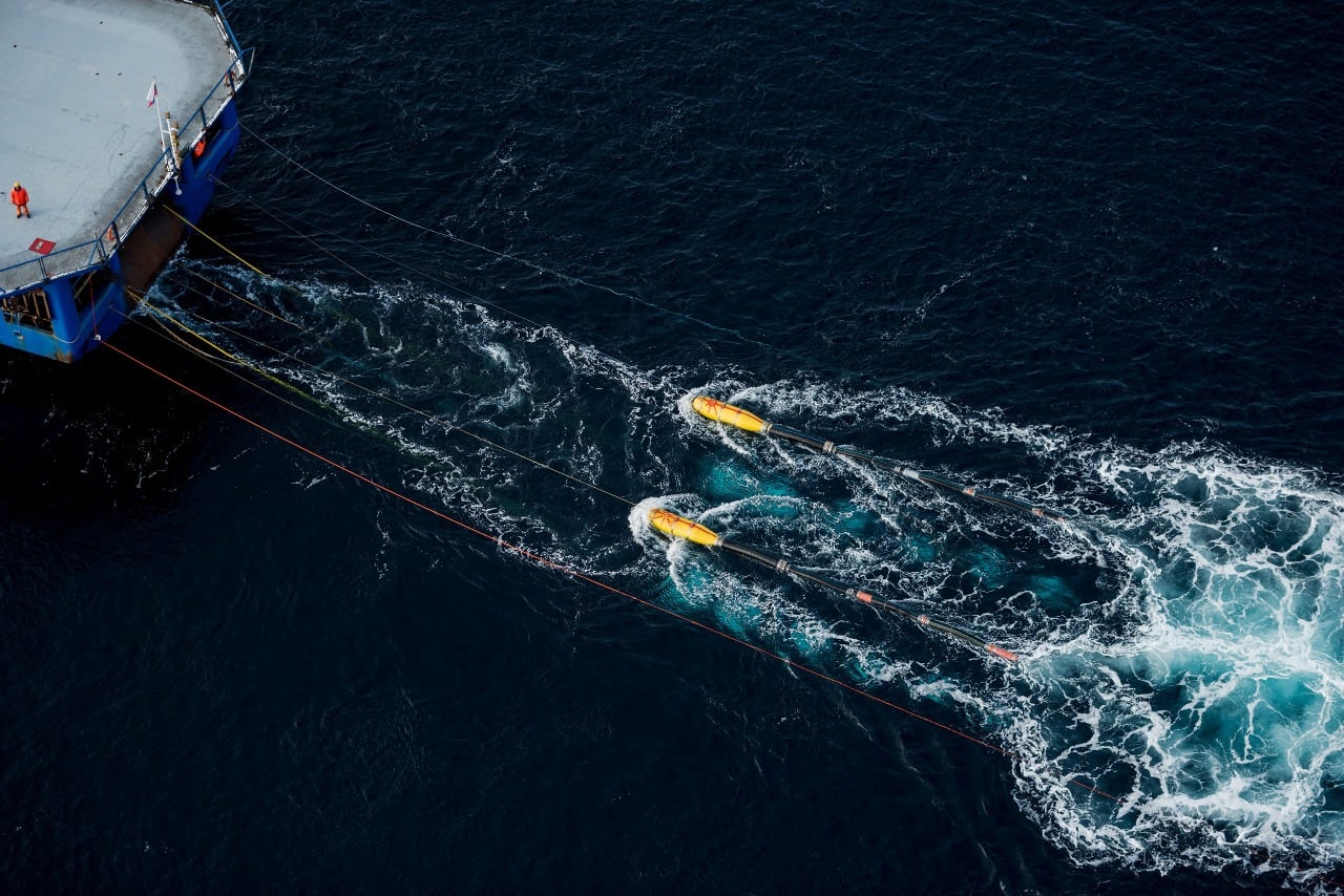 Sensores acústicos que captan las ondas de sonido desde la profundidad marina.