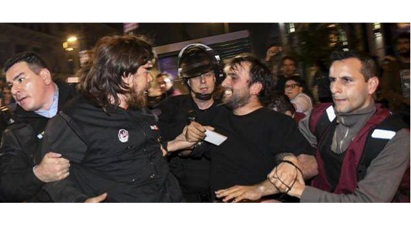 Pablo Mourenza y Ezequiel Medone en el momento en que fueron detenidos.