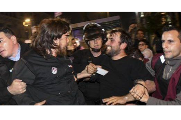 Pablo Mourenza y Ezequiel Medone en el momento en que fueron detenidos.