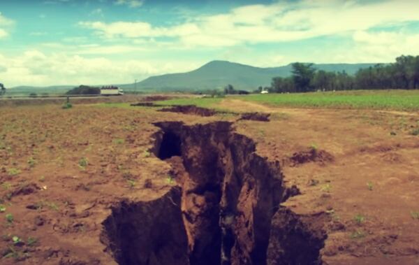 La división puede apreciarse en una grieta de 56 kilómetros de largo que se originó en 2005 en el desierto de Etiopía.
