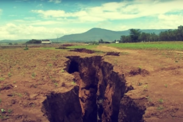 La división puede apreciarse en una grieta de 56 kilómetros de largo que se originó en 2005 en el desierto de Etiopía.