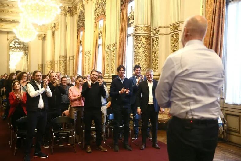 Lousteau aplaude al jefe de gobierno ante la ausencia de Jorge Macri.