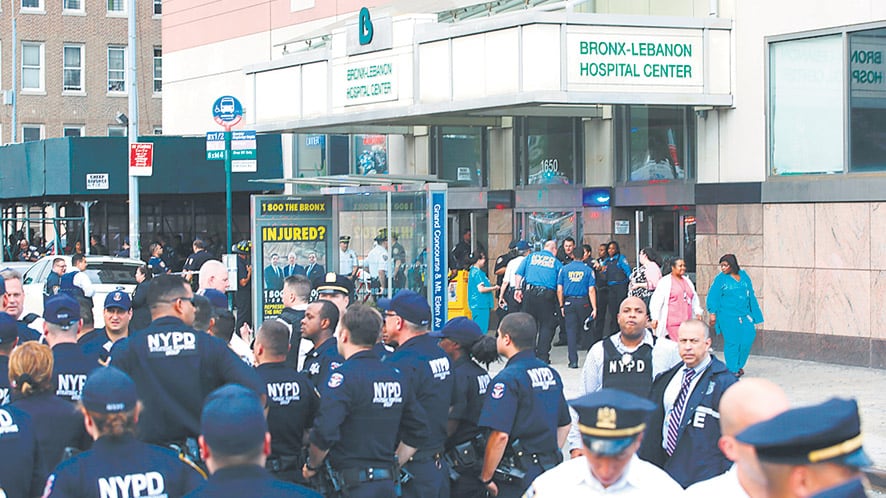Pacientes y empleados huyen del hospital después del tiroteo mientras policías se acercan.