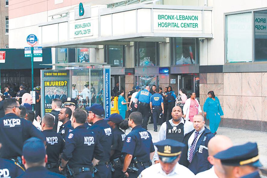 Pacientes y empleados huyen del hospital después del tiroteo mientras policías se acercan.