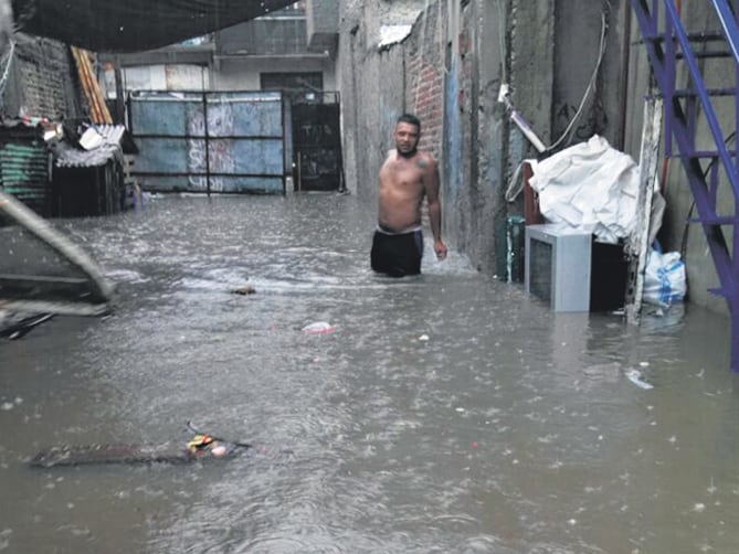 El agua inundó la villa 20 de Lugano, entre otros barrios humildes.