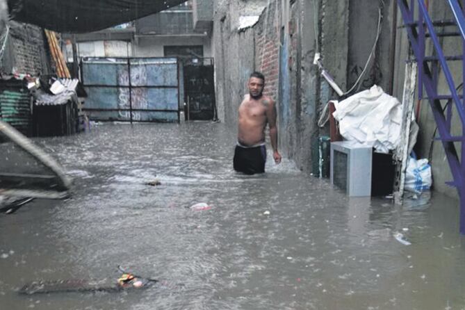 El agua inundó la villa 20 de Lugano, entre otros barrios humildes.