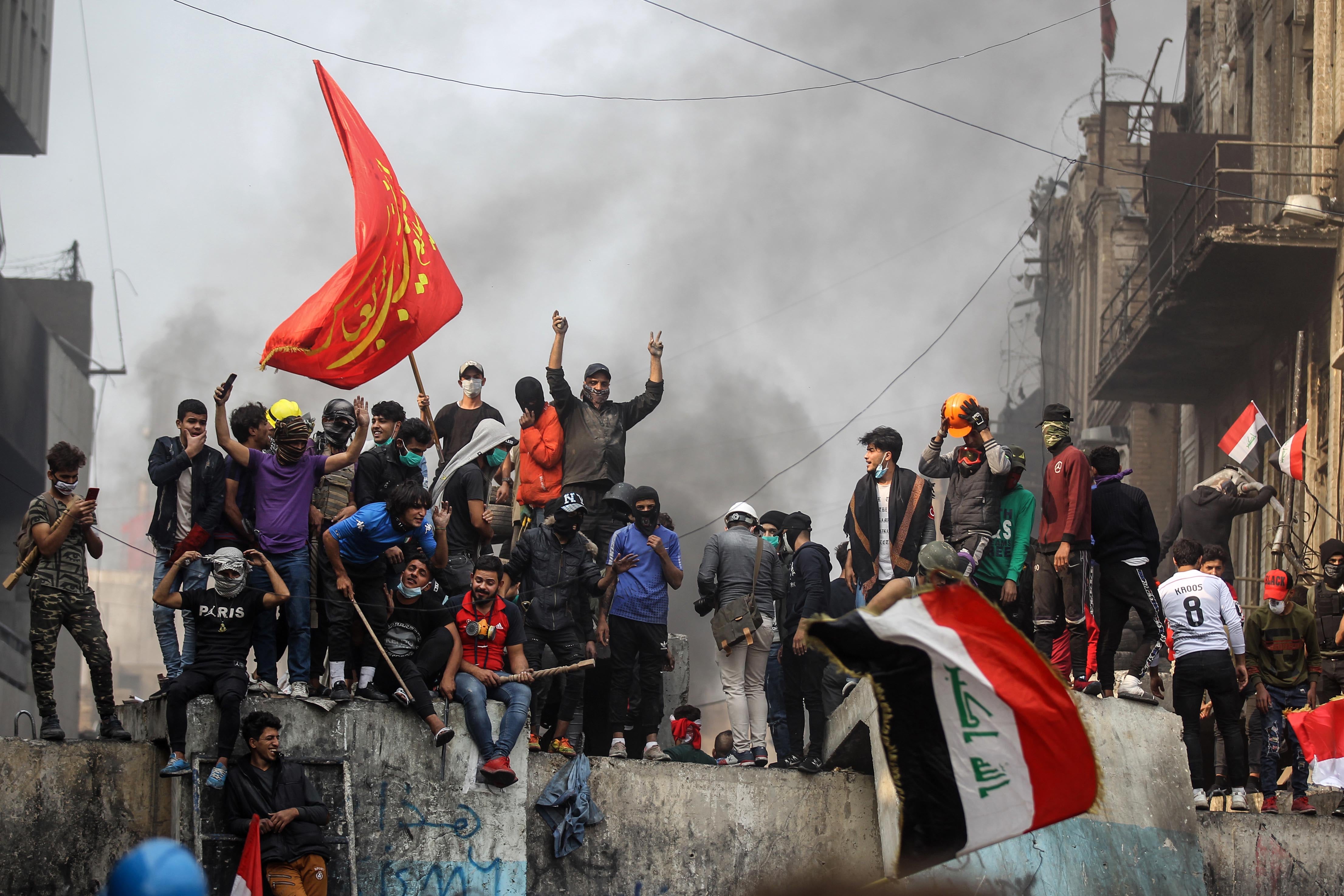 Manifestantes festejan la renuncia del presidente iraquí en el centro de Bagdad.