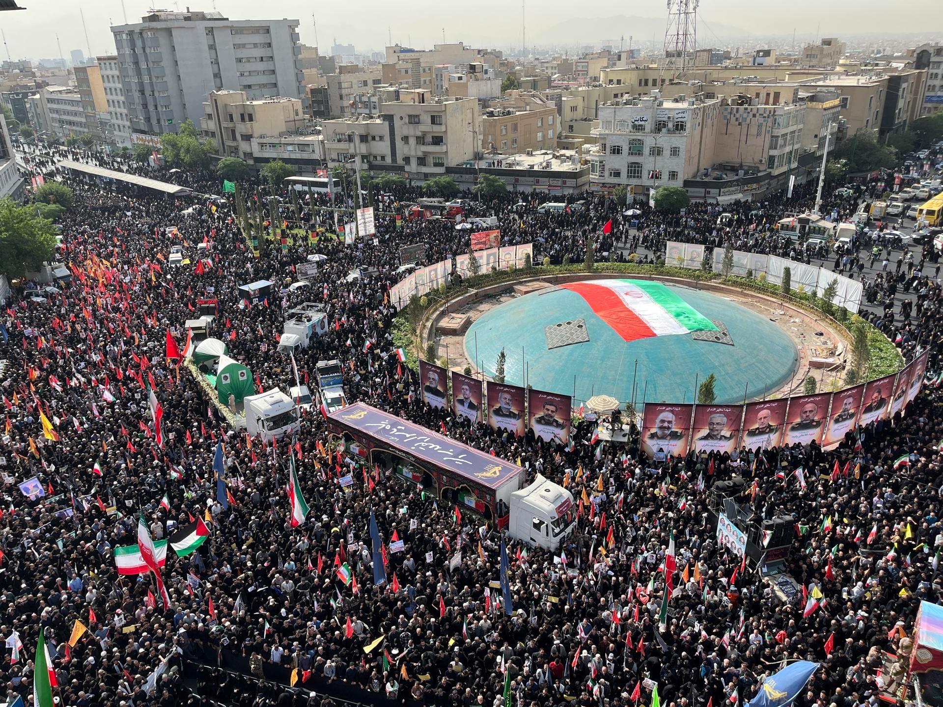Una multitud participa en los funerales por la guerra en Teherán.