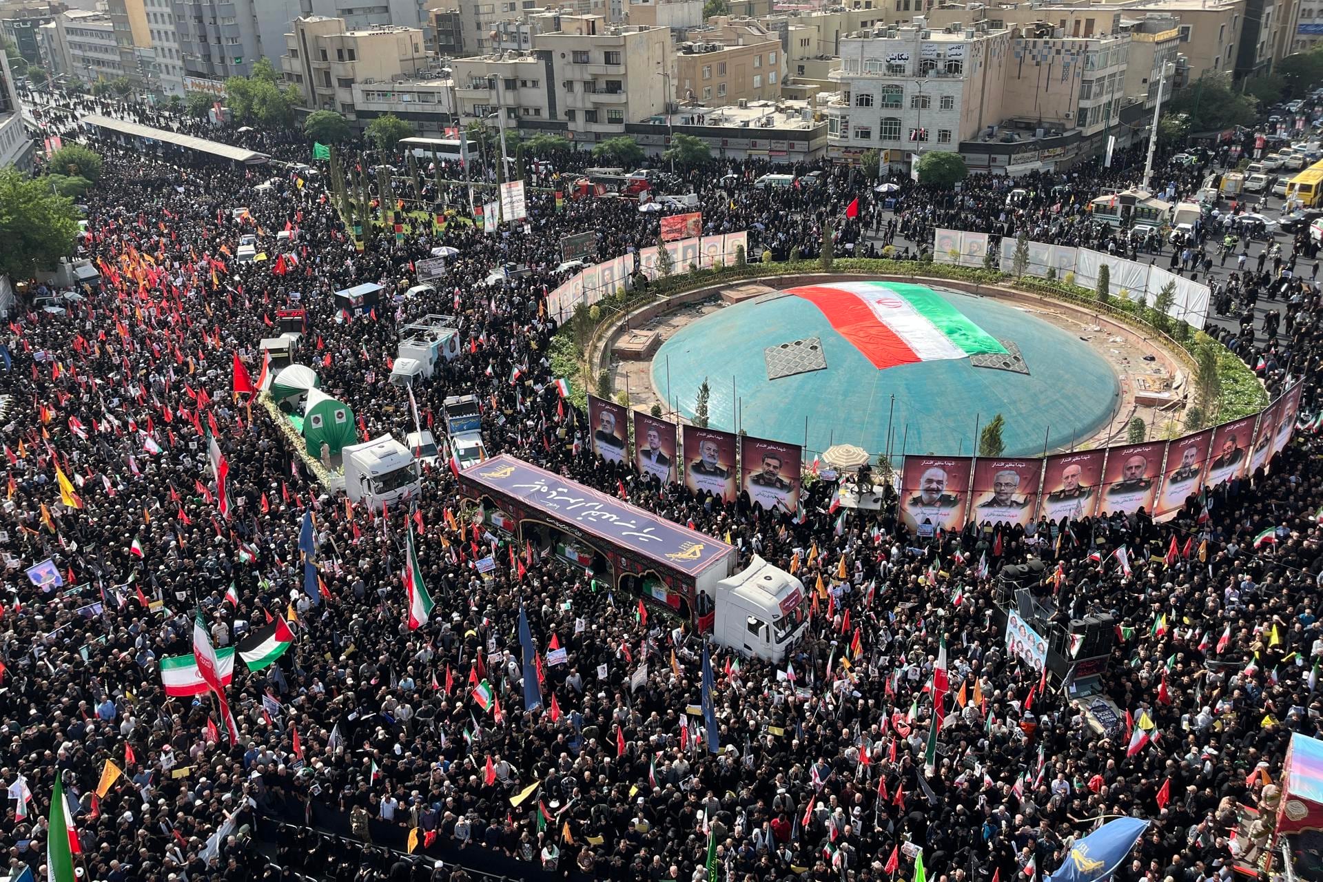Una multitud participa en los funerales por la guerra en Teherán.
