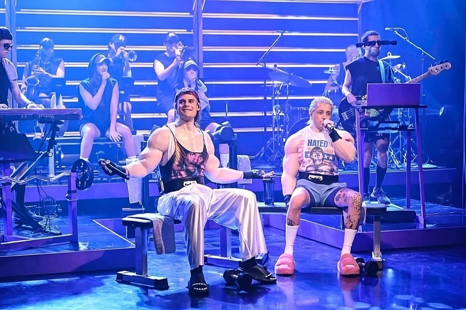 En plena gira estadounidense, CA7RIEL y Paco Amoroso pasaron por el célebre The Tonight Show Starring Jimmy Fallon para hacer El día del amigo