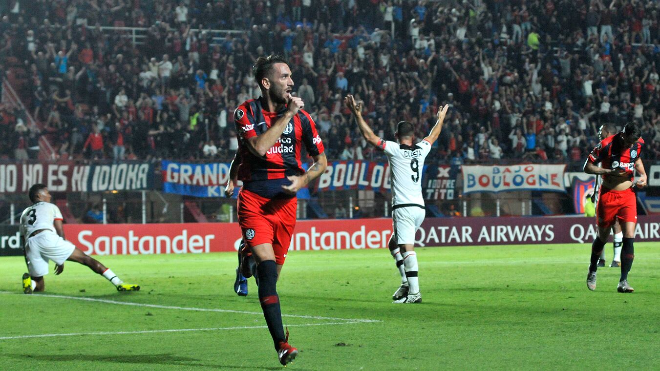 Gonzalo Rodríguez festeja su gol de cabeza, el que abrió el camino al triunfo de San Lorenzo.