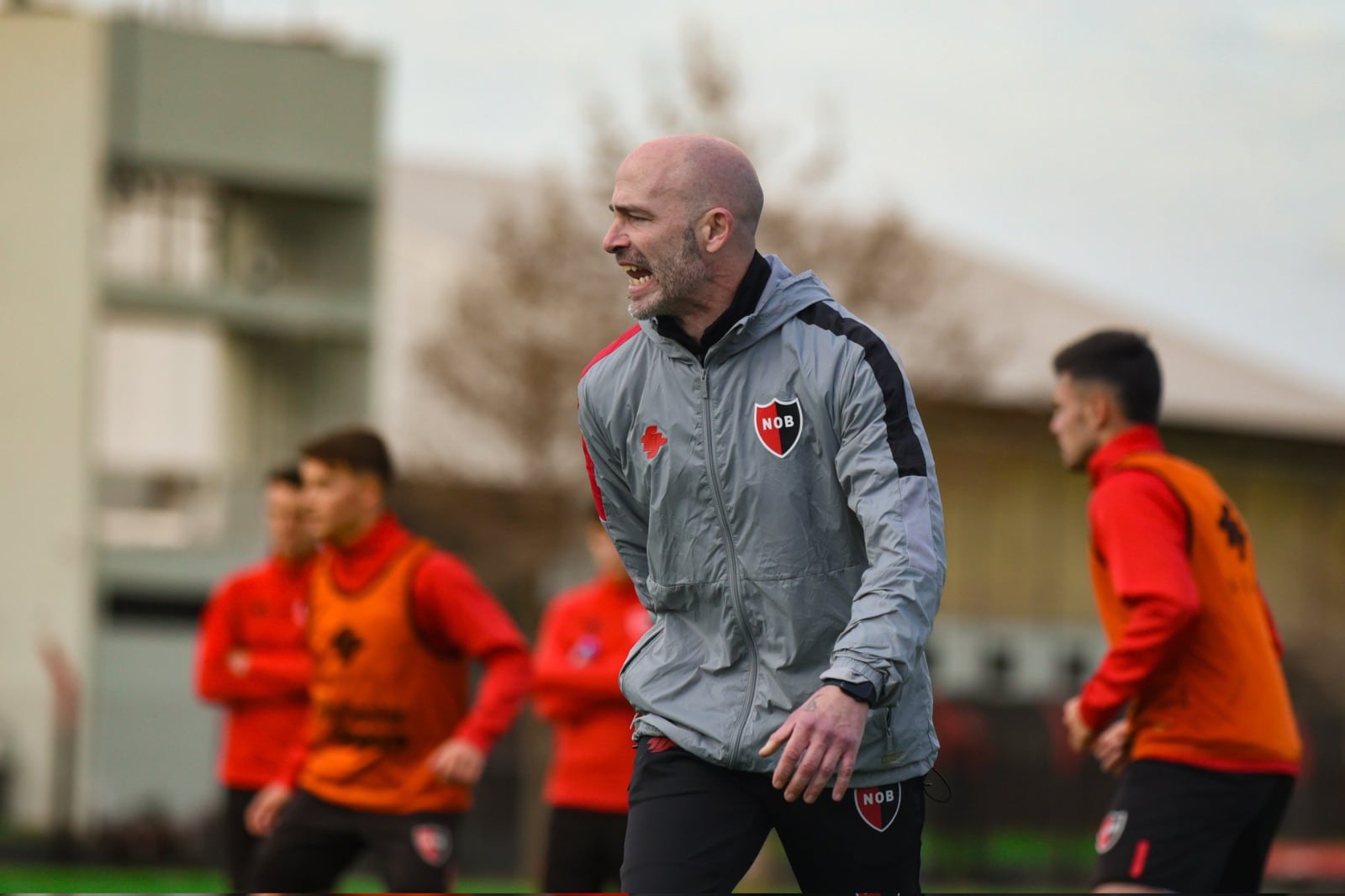 Sebastián Méndez dirigió su primera práctica con el Rojinegro