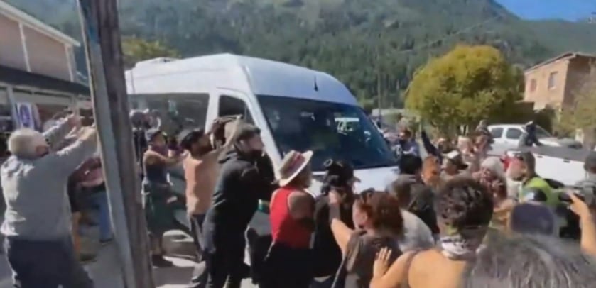 El Presidente llegó para recorrer las zonas afectadas por las llamas.
