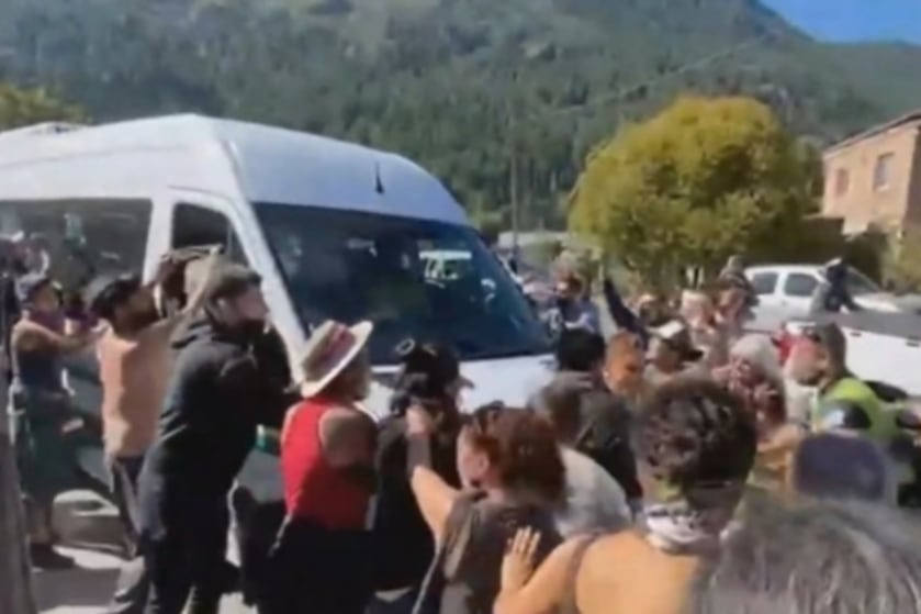 El Presidente llegó para recorrer las zonas afectadas por las llamas.