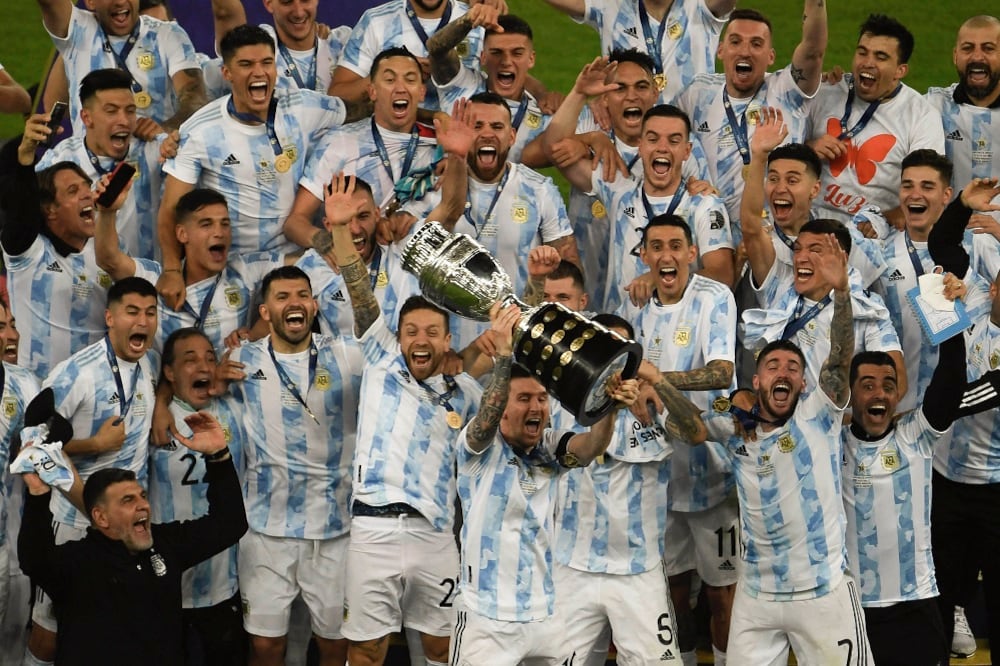 Los jugadores argentinos celebran una consagración postergada durante 28 años