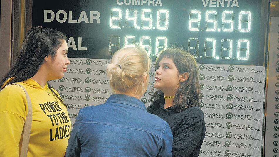 El avance de la divisa ocurrió a pesar de las altas tasas de interés en torno del 40 por ciento interanual.