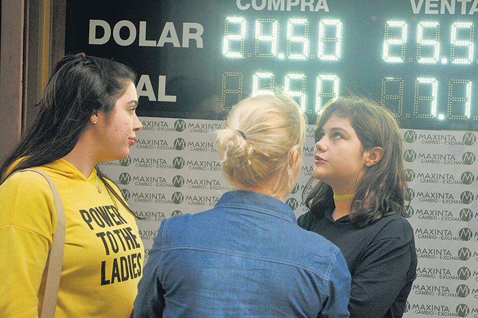 El avance de la divisa ocurrió a pesar de las altas tasas de interés en torno del 40 por ciento interanual.