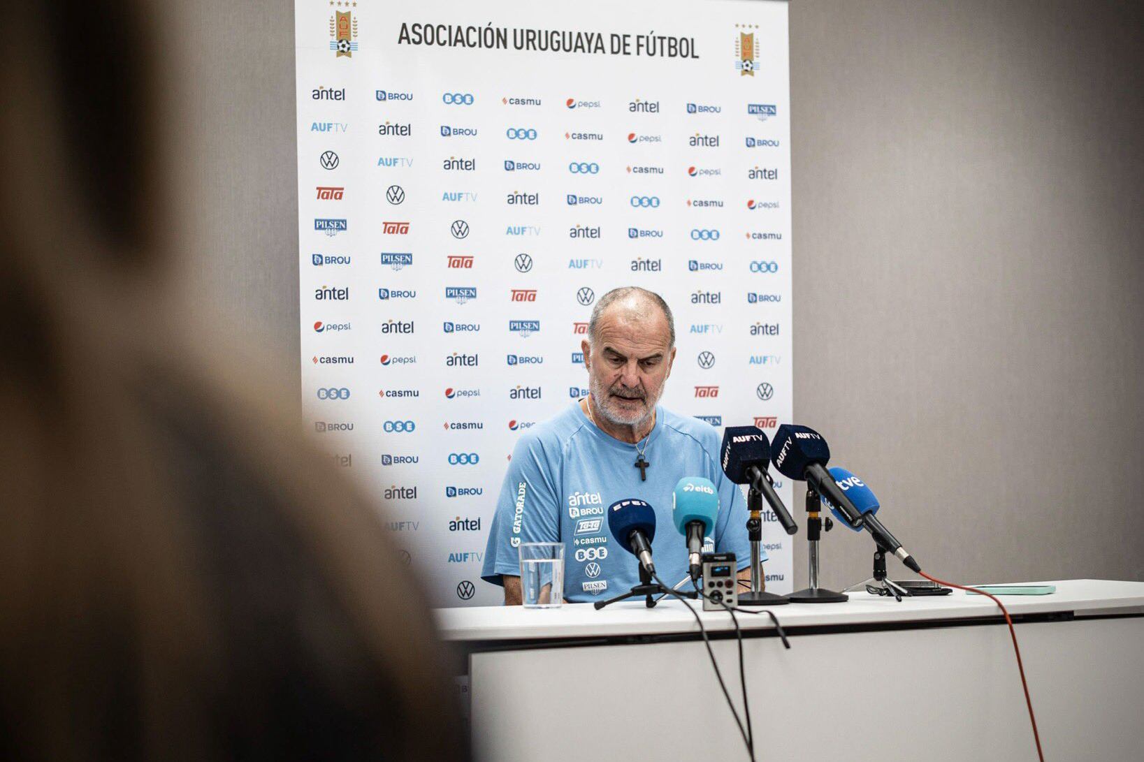 Marcelo Bielsa durante la conferencia brindada en San Sebastián, España.