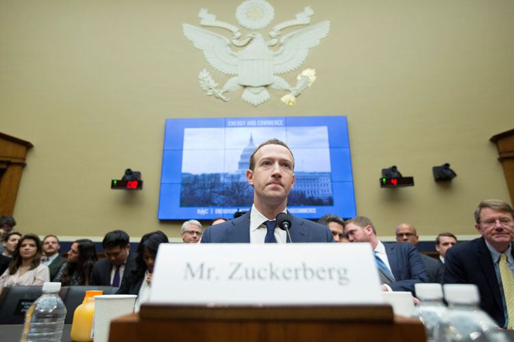 Zuckerberg hace un mes, cuando declaró ante el Congreso en Washington. Ahora lo hará a puerta cerrada en Estrasburgo.