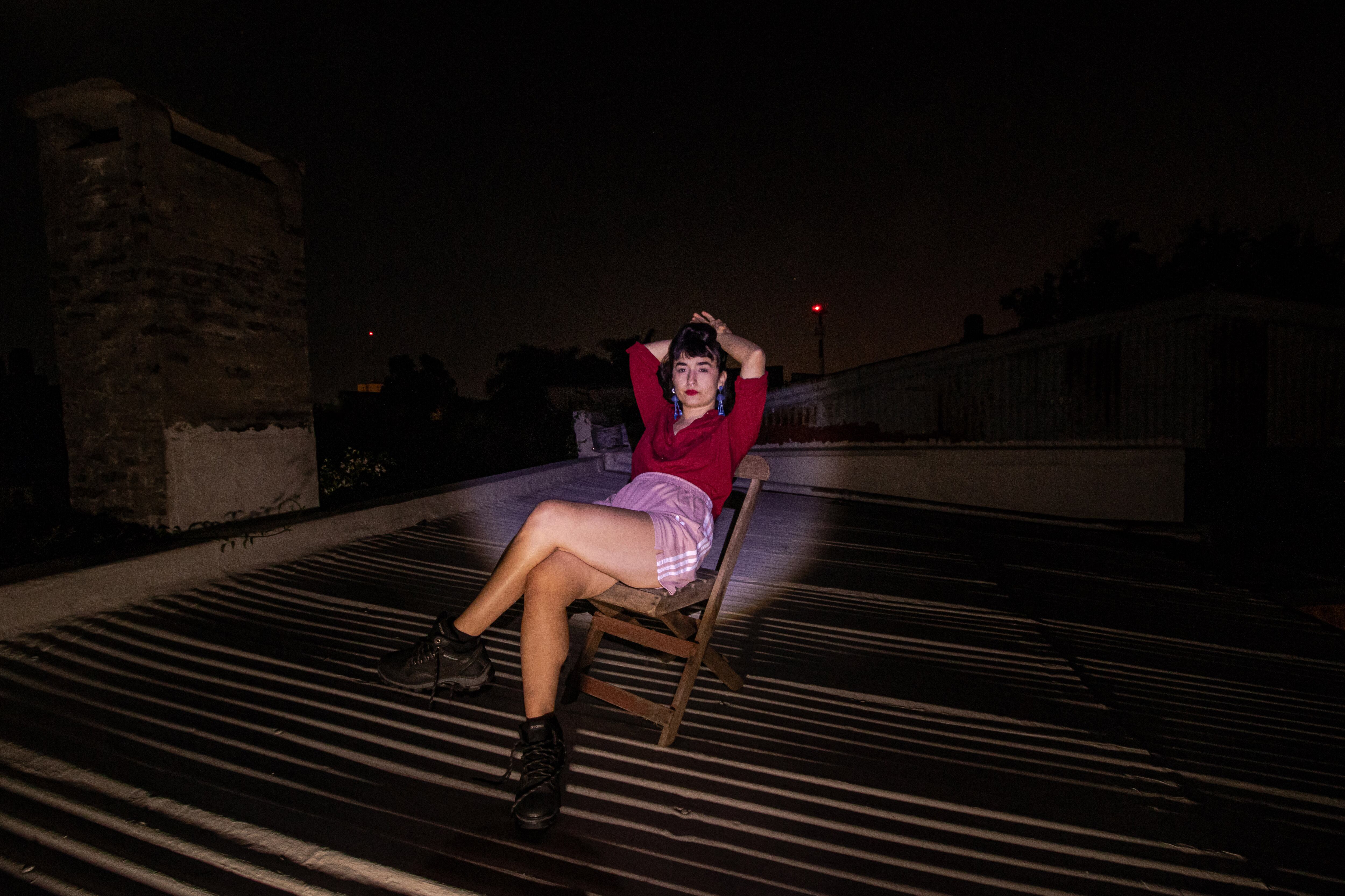 La cancionista se dejó fascinar por la potencialidad del fuego: "Puede nutrir, abrigar, reunir, alumbrar y también destruir"