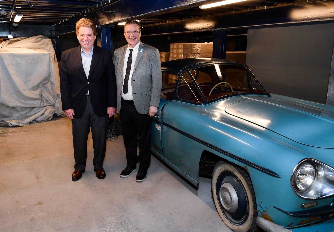 Guillermo Laje y Tristán Bauer, junto al "auto justicialista" que perteneciera a Juan Domingo Perón