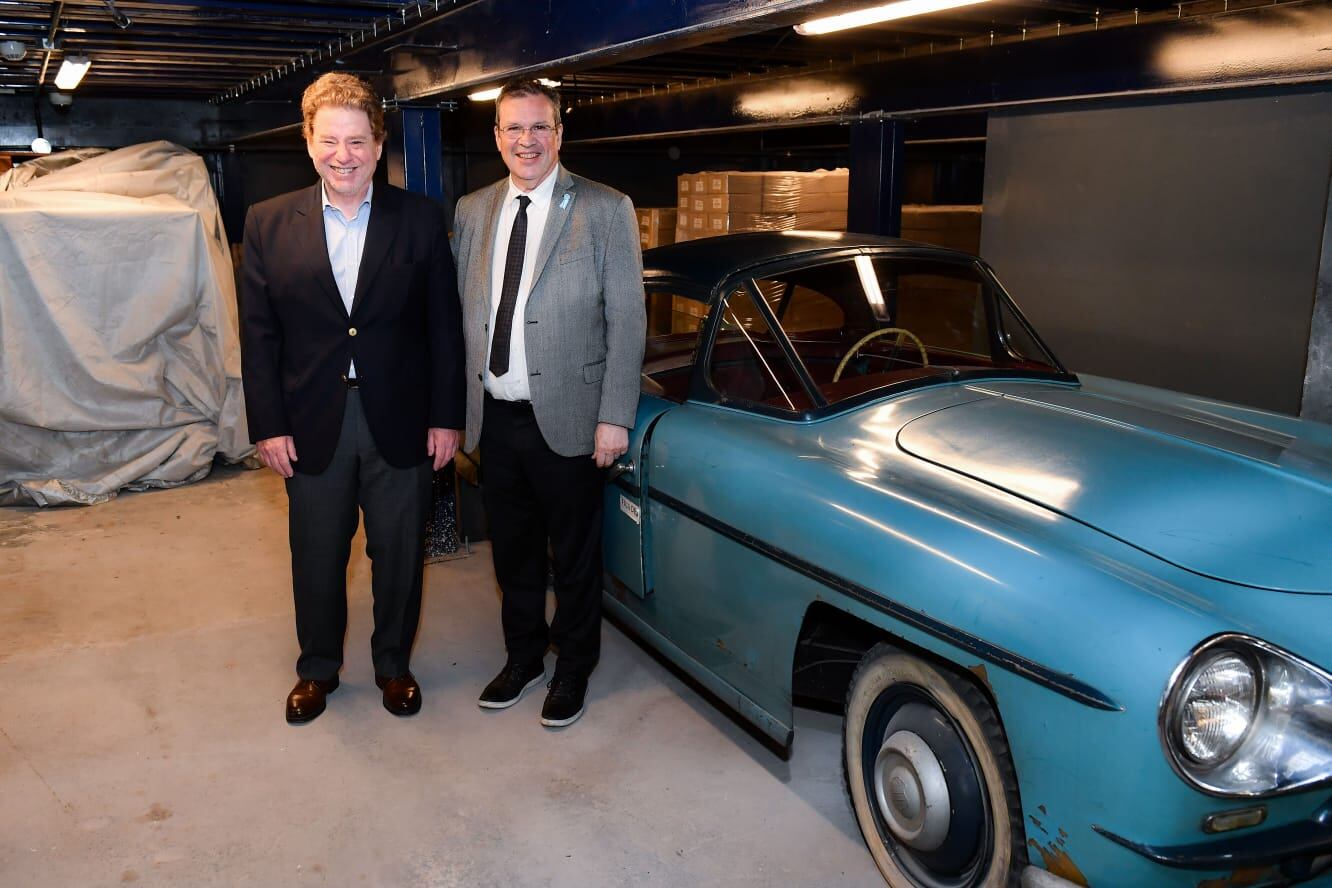 Guillermo Laje y Tristán Bauer, junto al "auto justicialista" que perteneciera a Juan Domingo Perón