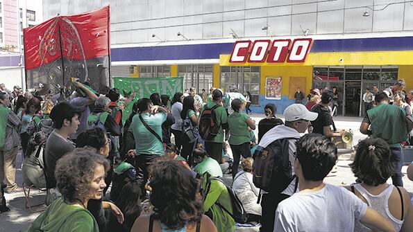 Hubo cinco acampes frente a grandes supermercados de la Ciudad de Buenos Aires.
