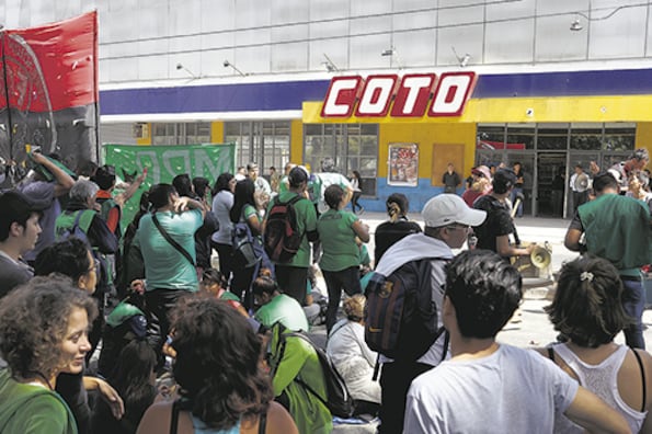 Hubo cinco acampes frente a grandes supermercados de la Ciudad de Buenos Aires.