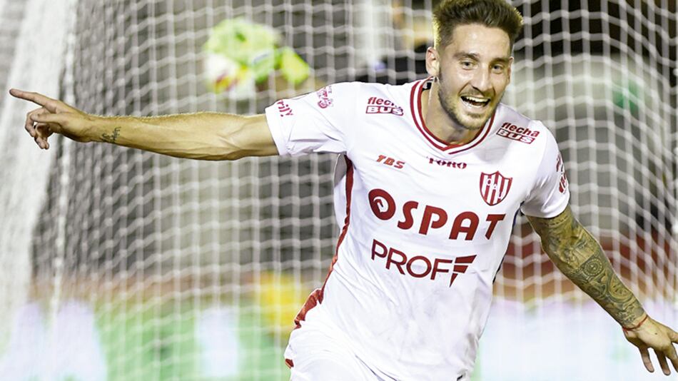 Nicolás Mazzola festeja el primer gol del partido.