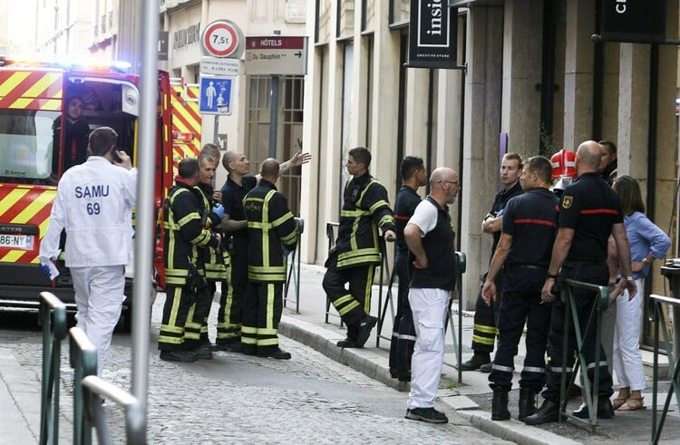 Los bomberos, en el lugar de la explosión.