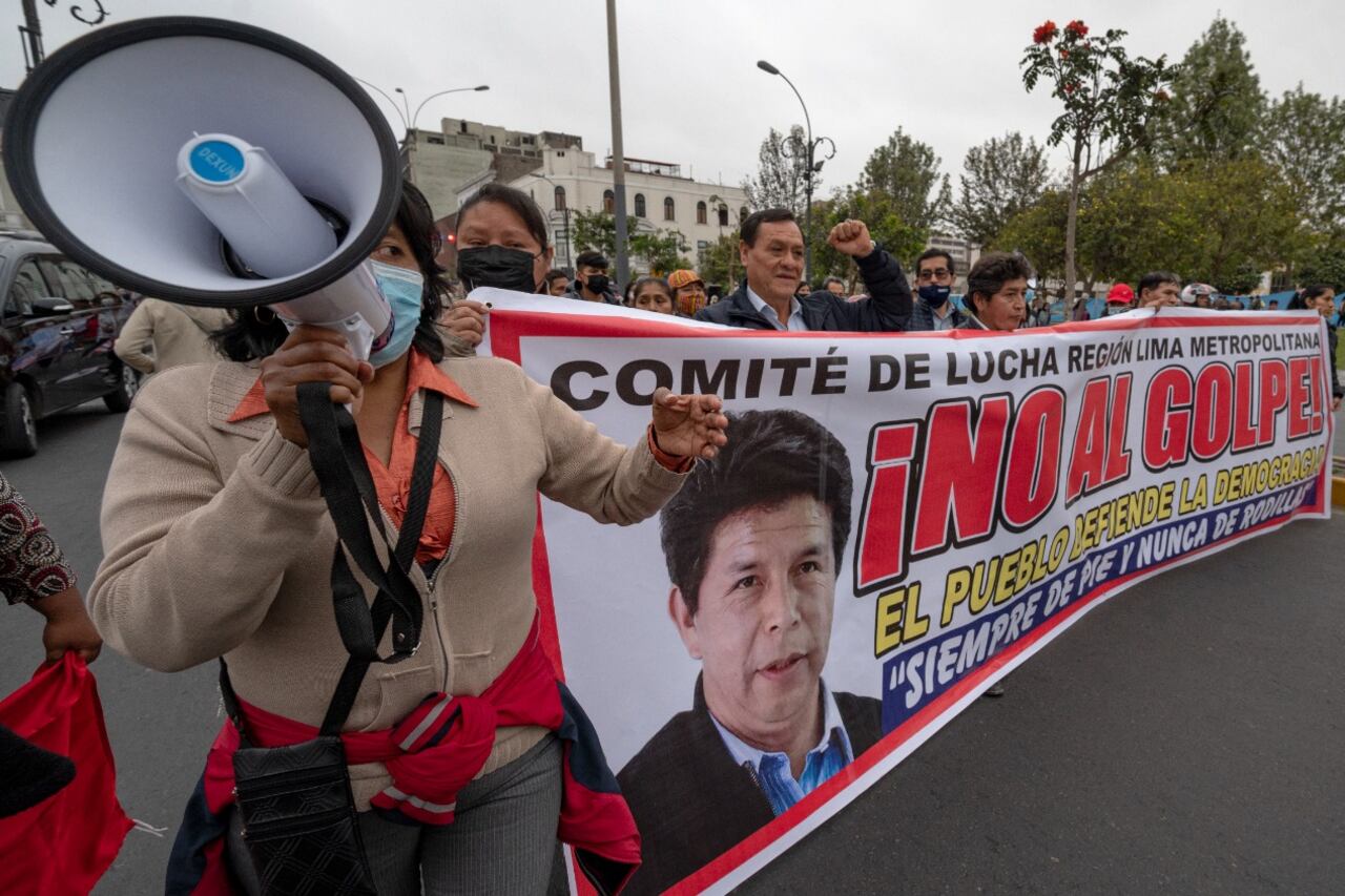 Seguidores de Castillo en Lima denuncian un intento de golpe de Estado.