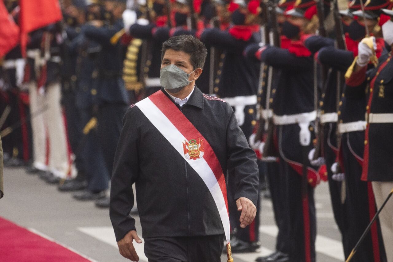 La guardia presidencial le rinde honores al presidente progresista al llegar al Congreso a hacer su defensa.