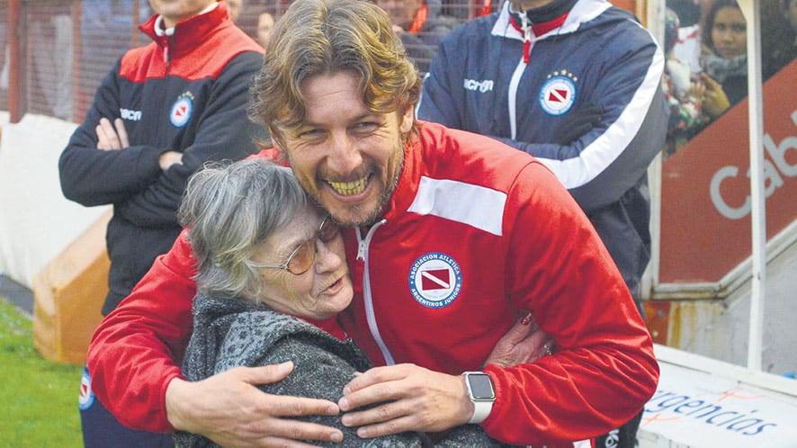 Heinze recibió el reconocimiento emocionado de los hinchas.