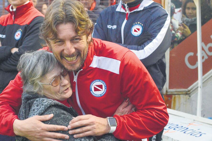 Heinze recibió el reconocimiento emocionado de los hinchas.