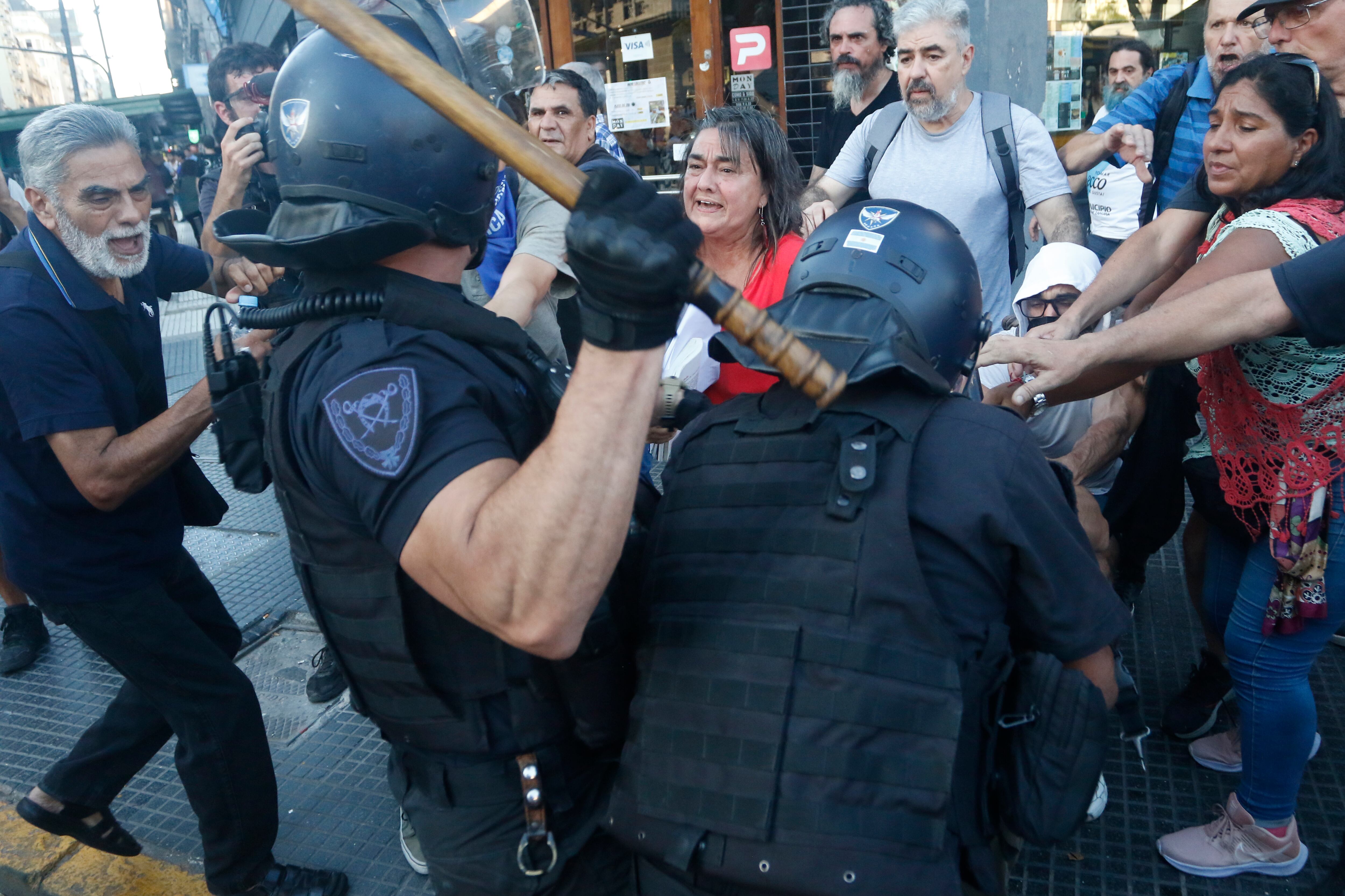 Una de las postales que dejó la violenta represión a la marcha de los jubilados.