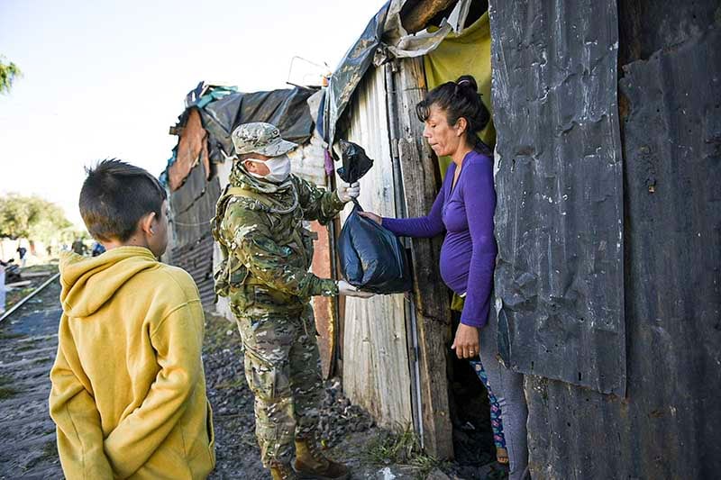Militares entregando bolsones esta semana en zona sur.