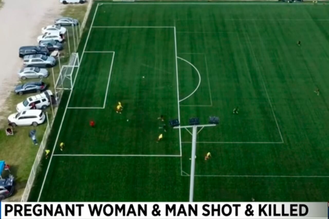 El momento en que se produjo el asesinato de una mujer embarazada y su pareja. 